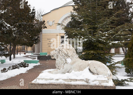 Skulptur eines Löwen in Puschkin Bibliothek im Ferienort Jewpatoria, Krim, Russland Stockfoto