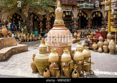 Keramik und anderes Kunsthandwerk in Nizwa Markt in Nizwa, Oman Stockfoto