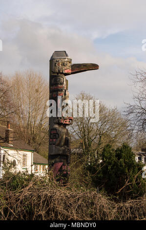 Kwakiutl Totempfahl aus Kanada gebracht Berkhamsted von John Alsford und auf der alten Website des Alsford Holzplatz gelegen Stockfoto