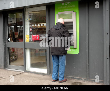 Man Geld Abheben an Geldautomaten außerhalb einer Co-op-store in Bridlington, England, Vereinigtes Königreich Stockfoto