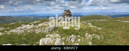 Cairns auf Artle Crag, Branstree fiel, Mardale Gemeinsame, Nationalpark Lake District, Cumbria County, England, Großbritannien Stockfoto