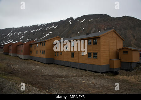 Longyearbyen ist die größte Siedlung auf Spitzbergen, eine Inselgruppe im Arktischen Ozean. Aufgrund der Masse der Häuser über dem Boden stehen Permafrost. Stockfoto