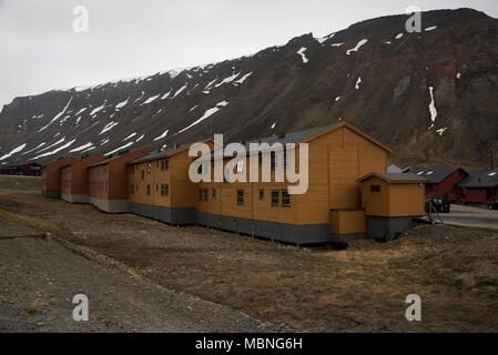 Longyearbyen ist die größte Siedlung auf Spitzbergen, eine Inselgruppe im Arktischen Ozean. Aufgrund der Masse der Häuser über dem Boden stehen Permafrost. Stockfoto