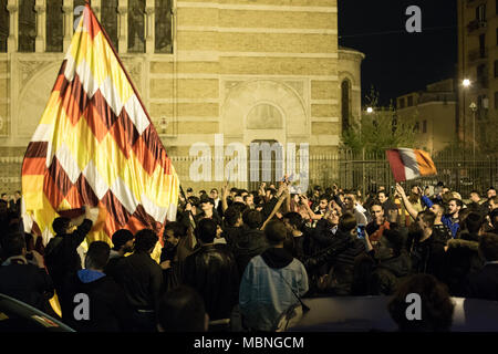 Rom, Italien. 10 Apr, 2018. Die Fans feiern im Stadtteil Testaccio das Erreichen der Champions League Halbfinale der AS Rom nach dem Sieg über Barcelona für drei zu Null. Credit: Matteo Nardone/Pacific Press/Alamy leben Nachrichten Stockfoto