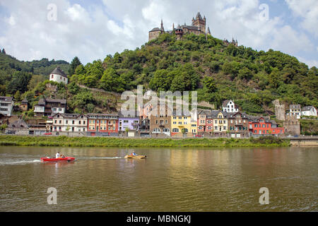 Amphibienfahrzeug fahren auf der Mosel, vorbei an der Kaiserburg, Cochem, Rheinland-Pfalz, Deutschland Stockfoto