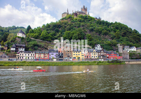 Amphibienfahrzeug fahren auf der Mosel, vorbei an der Kaiserburg, Cochem, Rheinland-Pfalz, Deutschland Stockfoto