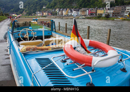 Amphic Auto, ein deutsches Amphibienfahrzeug an der Mosel bei Cochem, Rheinland-Pfalz, Deutschland Stockfoto