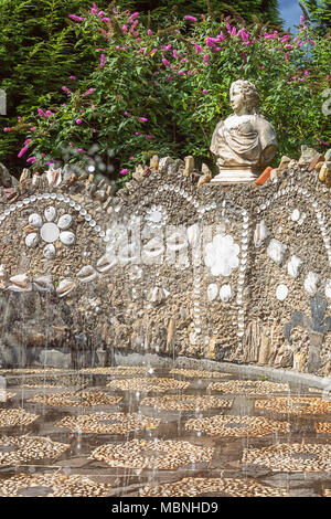 Rozendaal, Niederlande, 23. August 2014: Der Betrüger ist der Name eines Brunnens, als Teil einer Shell Galerie im Park von Schloss Rosen Stockfoto