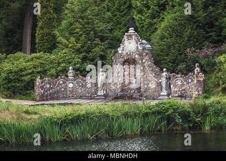 Rozendaal, Niederlande, 23. August 2014: Der Betrüger ist der Name eines Brunnens, als Teil einer Shell Galerie im Park von Schloss Rosen Stockfoto