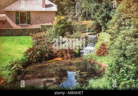 Rozendaal, Niederlande, 23. August 2014: fließende Bach an einem Haus im Park von Schloss Das Schloss Rosendael in Rozendaal in den Niederlanden Stockfoto