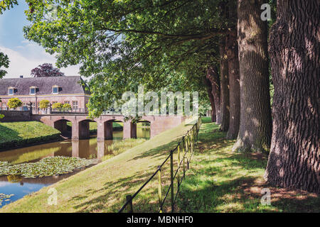 De Steeg, Niederlande, 23. August 2014: Die Brücke zum Schloss und Immobilien Middachten in De Steeg in den Niederlanden Stockfoto