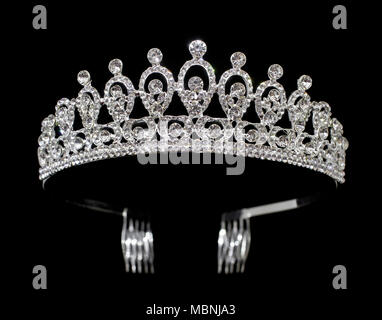 Tiara diadem Silber mit Edelsteinen und Diamanten auf schwarzem Hintergrund Stockfoto