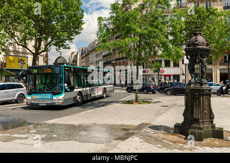 Wallace Brunnen, öffentlichen Bussen und Autos auf der Straße in Paris - Hauptstadt und größte Stadt Frankreichs. Stockfoto