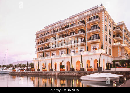 Regent Hotel in Porto Montenegro Tivat Montenegro bei Dämmerung. Tivat ist eine kleine Stadt in der Nähe von das Meer und die Berge. Stockfoto