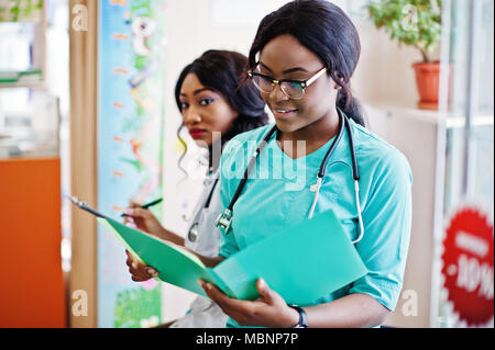 Zwei afrikanische amerikanische Apotheker in der Apotheke am Krankenhaus Apotheke arbeiten. Afrikanische healthcare. Stockfoto