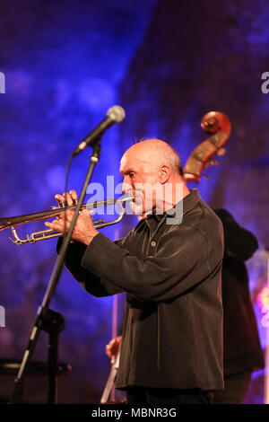 WIELICZKA, Polen - 2 November, 2015: Adam Kawonczyk Quartett live Musik an der Krakauer Jazz All Souls' Day Festival in das Salzbergwerk Wieliczka. Stockfoto