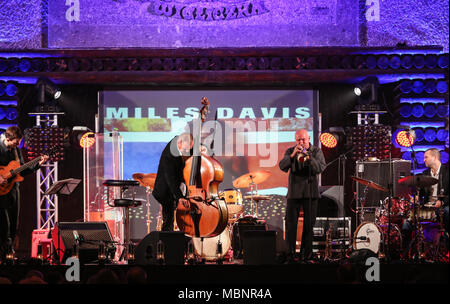 WIELICZKA, Polen - 2 November, 2015: Adam Kawonczyk Quartett live Musik an der Krakauer Jazz Allerseelen Festival in das Salzbergwerk Wieliczka. Stockfoto