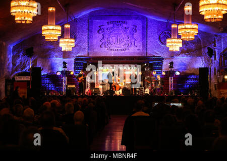 WIELICZKA, Polen - 2 November, 2015: Adam Kawonczyk Quartett live Musik an der Krakauer Jazz All Souls' Day Festival in das Salzbergwerk Wieliczka. Stockfoto