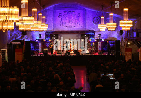 WIELICZKA, Polen - 2 November, 2015: Adam Kawonczyk Quartett live Musik an der Krakauer Jazz Allerseelen Festival in das Salzbergwerk Wieliczka. Stockfoto