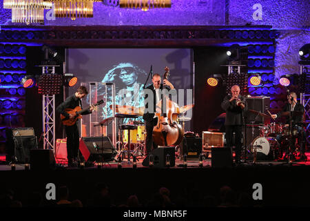 WIELICZKA, Polen - 2 November, 2015: Adam Kawonczyk Quartett live Musik an der Krakauer Jazz All Souls' Day Festival in das Salzbergwerk Wieliczka. Stockfoto