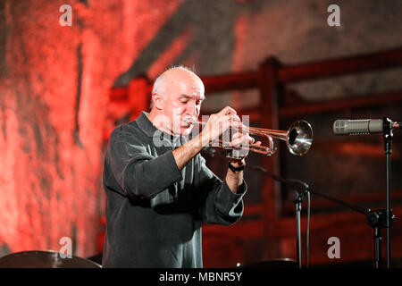 WIELICZKA, Polen - 2 November, 2015: Adam Kawonczyk Quartett live Musik an der Krakauer Jazz All Souls' Day Festival in das Salzbergwerk Wieliczka. Stockfoto