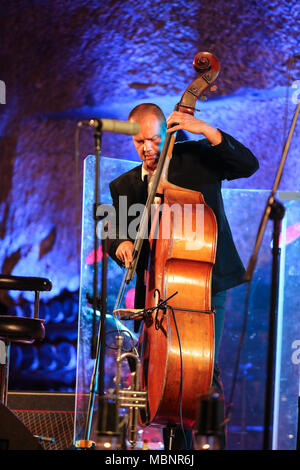 WIELICZKA, Polen - 2 November, 2015: Adam Kawonczyk Quartett live Musik an der Krakauer Jazz All Souls' Day Festival in das Salzbergwerk Wieliczka. Stockfoto