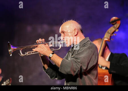 WIELICZKA, Polen - 2 November, 2015: Adam Kawonczyk Quartett live Musik an der Krakauer Jazz All Souls' Day Festival in das Salzbergwerk Wieliczka. Stockfoto