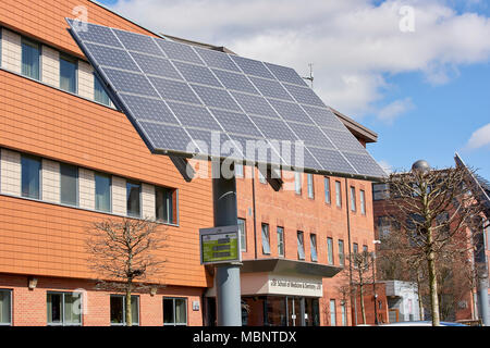 Universität Central Lancashire solar panel Vor ihrer Schule von Medizin und Zahnmedizin. Der Zähler zeigt die aktuelle Leistung, Energie und Stockfoto