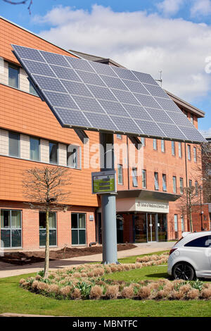 Universität Central Lancashire solar panel Vor ihrer Schule von Medizin und Zahnmedizin. Der Zähler zeigt die aktuelle Leistung, Energie und Stockfoto