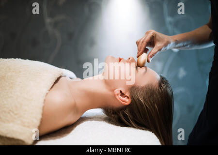 Regenerierende Massage von Masseur Stockfoto