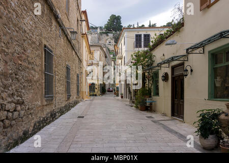 Nafplio, Peloponnes - Griechenland. Malerische Ansicht der Stadt Nafplio. Gepflasterte Gasse, die mit traditionellen alten Häusern im Zentrum der Stadt Stockfoto