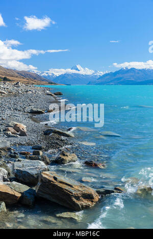 Neuseeland Südinsel Neuseeland Mount Cook National Park Lake Shore von gletschersee Pukaki Neuseeland in Richtung Mount Cook mackenzie Bezirk nz Stockfoto