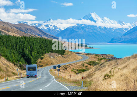 neuseeland Südinsel neuseeland Autohaus Fahrt auf einer kurvenreichen Straße zum Cook Nationalpark am Ufer des pukaki neuseeland neuseeland neuseeland Stockfoto