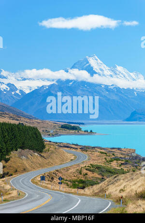 Neuseeland Südinsel Neuseeland kurvenreiche Straße durch Cook National Park neben dem Gletschersee Pukaki Neuseeland mackenzie Bezirk nz montieren Stockfoto