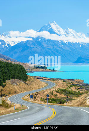 Neuseeland Südinsel Neuseeland kurvenreiche Straße durch Cook National Park neben dem Gletschersee Pukaki Neuseeland mackenzie Bezirk nz montieren Stockfoto