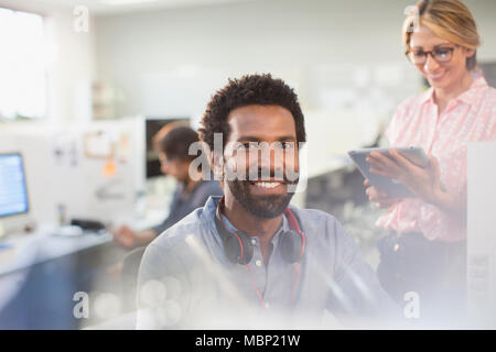 Porträt Lächeln, zuversichtlich, dass kreative Unternehmer mit Kopfhörer im Büro Stockfoto