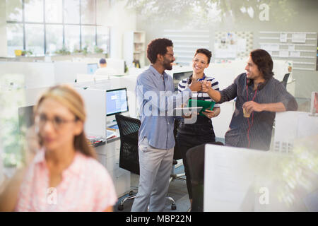Aufgeregt Creative Business Menschen Faust stoßen, Feiern im Büro Stockfoto