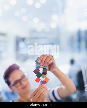 Neugierig, innovative weibliche Unternehmer Prüfung Prototyp Stockfoto