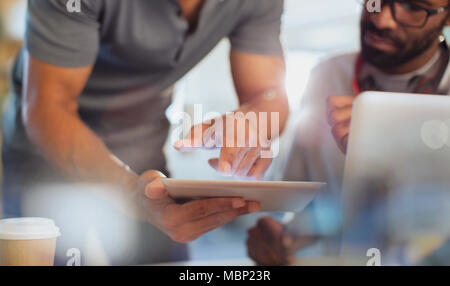 Geschäftsleute, die mit digital-Tablette hautnah Stockfoto