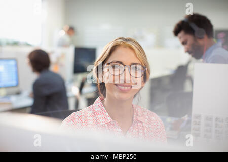 Porträt Lächeln, selbstbewussten Geschäftsfrau in Brillen Stockfoto