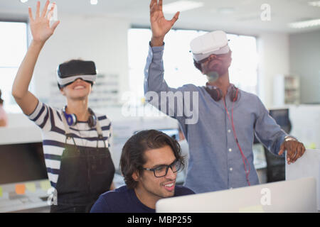 Computer Programmierer testen Virtual Reality Simulatoren im Büro Stockfoto