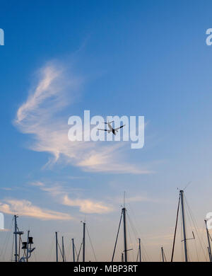 Flugzeuge fliegen über SAN PEDRO DEL PINATAR, Murcia, Spanien. Stockfoto