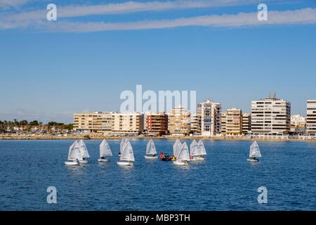 Segelschule am Hafen von Torrevieja Spanien. Stockfoto