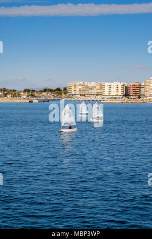 Segelschule am Hafen von Torrevieja Spanien. Stockfoto