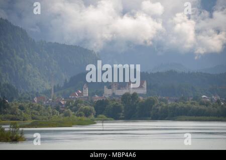 Blick auf den Forggensee mit der Stadt Füssen und Alpen im Hintergrund Stockfoto