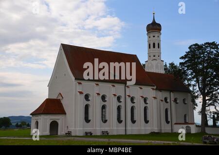 Blick auf die barocke Kirche St. Coloman mit Alpen im Hintergrund in Schwangau, in der Nähe von Füssen, Deutschland Stockfoto