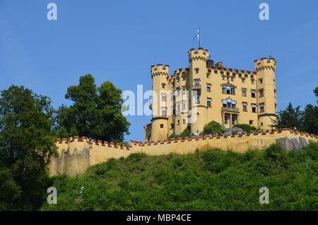 Blick auf das Schloss Hohenschwangau in der Nähe von Alpine Dorf Schwangau in Bayern, Deutschland Stockfoto