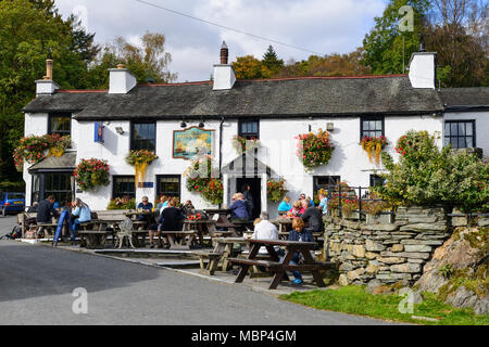 Die Britannia Inn im Dorf Elterwater im Nationalpark Lake District in Cumbria, England Stockfoto