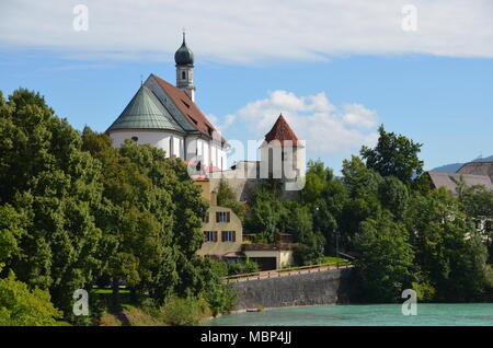 Blick auf das Franziskanerkloster St. Stephan Kirche der Franziskaner Abtei am Ufer des Lech in Füssen, Deutschland Stockfoto