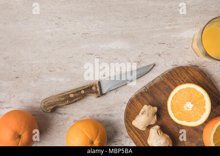 Blick von oben auf die Zubereitung von hausgemachten Orangensaft mit Ingwer Stockfoto